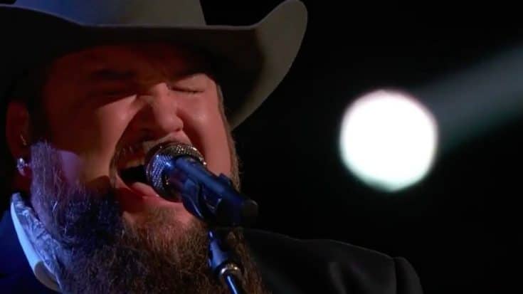 Sundance Head Brings Crowd To Their Feet With Soulful Rendition Of ‘Love Can Build A Bridge’ | Country Music Videos