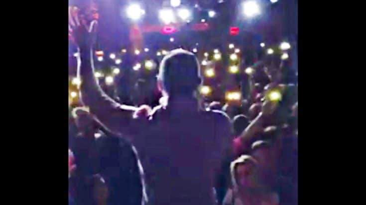 Country Singer Gives Heart-Melting ‘Lean On Me’ Tribute At Las Vegas Vigil | Country Music Videos