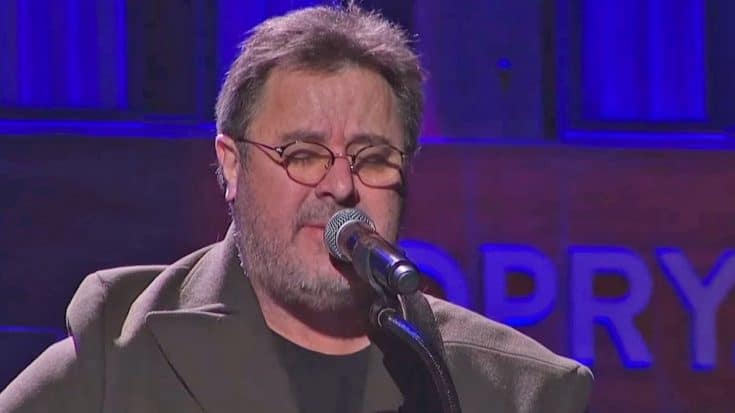 A Heartbroken Vince Gill Delivers Heartfelt Tribute To Glenn Frey With ‘Peaceful Easy Feeling’ | Country Music Videos