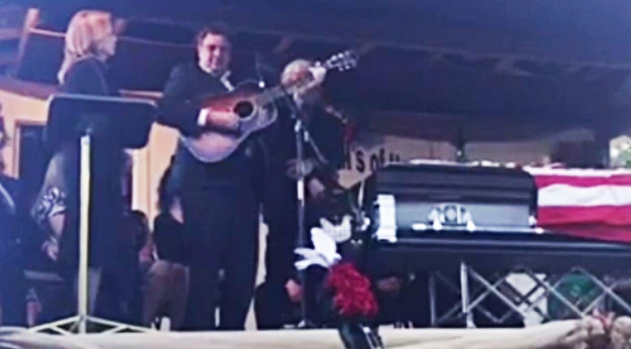 Vince Gill Delivers Emotional ‘Go Rest High’ Tribute At Funeral Of Ralph Stanley | Country Music Videos