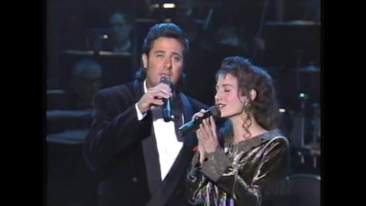 Vince Gill Joins Amy Grant For 1993 “Tennessee Christmas” Performance | Country Music Videos