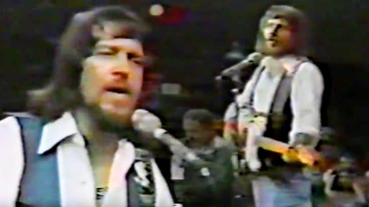 Waylon Jennings’ 1975 ‘Midnight Rider’ Cover Will Make You Think You’re Dreaming | Country Music Videos