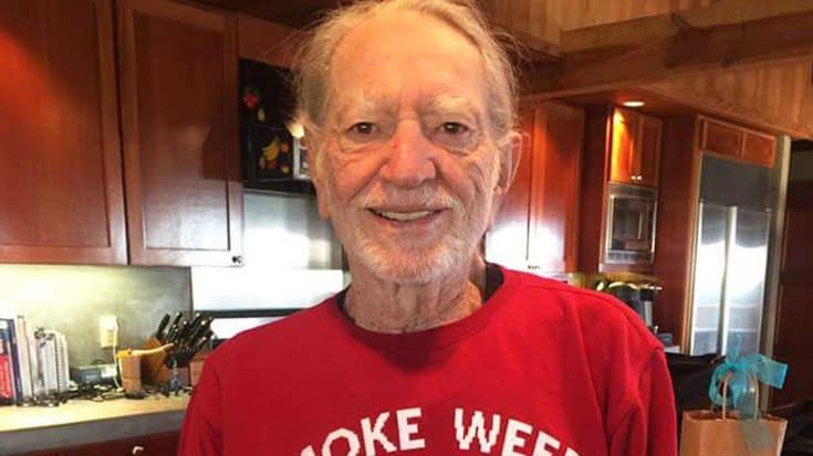 Willie Nelson’s Hysterical Christmas Gift From Snoop Dogg Is A Must See | Country Music Videos