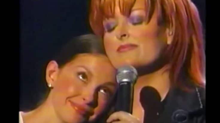 Ashley Judd Gets Choked Up As Big Sister Wynonna Sings Ballad | Country Music Videos