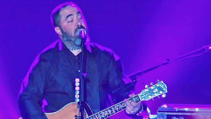 Aaron Lewis Speaks To The ‘Lost And Lonely’ In Powerful Live Performance | Country Music Videos