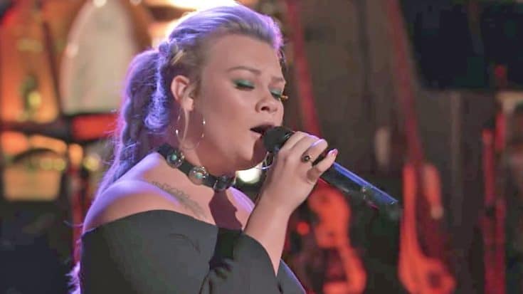 Country Singer Powerfully Sings Gretchen Wilson Song On ‘The Voice’ | Country Music Videos