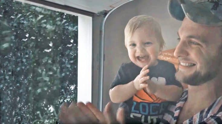 Baby’s Reaction To Her First Rain Will Have Y’all Smiling In No Time | Country Music Videos