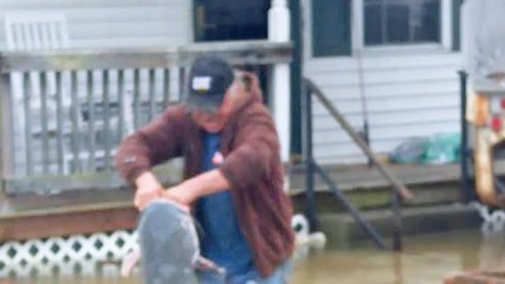 Kentucky Man Catches 55-60 Pound Catfish In His Yard | Country Music Videos