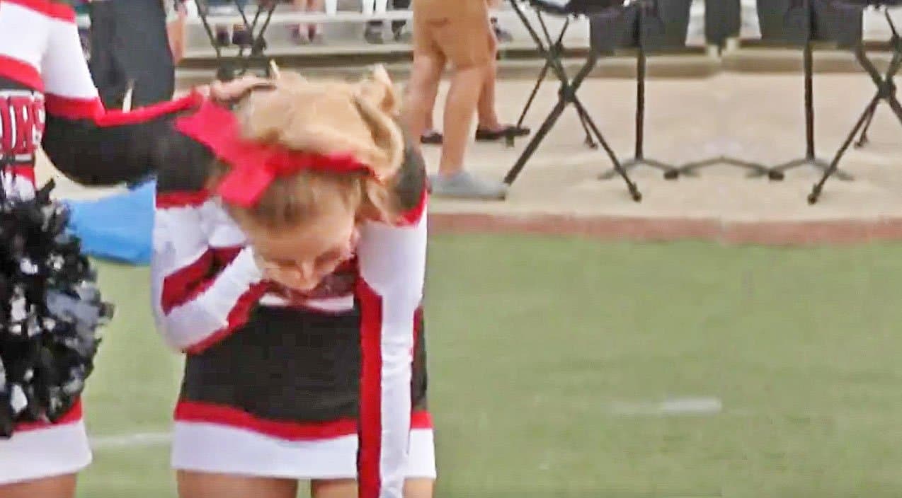 Football Team Brings Cheerleader Battling Cancer To Tears With Supportive Gesture | Country Music Videos