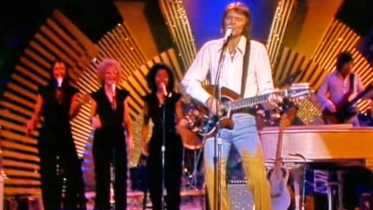 Glen Campbell Delights With Flirty Performance Of ‘Southern Nights’ | Country Music Videos