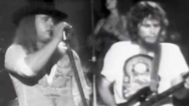 Decades-Old Footage Shows Skynyrd Singing ‘That Smell’ At 1977 Convention Hall Show | Country Music Videos