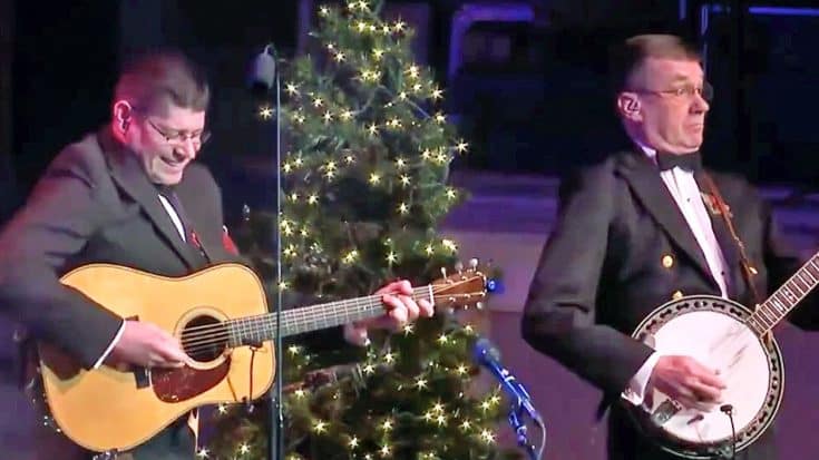 U.S. Navy Band Plays ‘Dueling Banjos’ At 2015 Holiday Concert, Then Starts Pickin’ ‘Jingle Bells’ | Country Music Videos