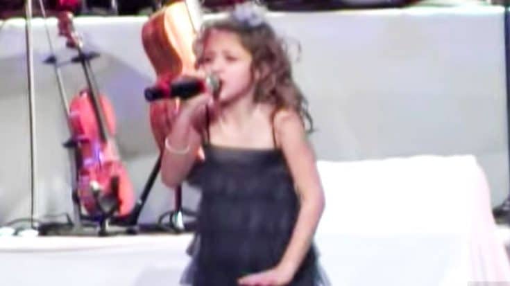 8-Year-Old Girl Sings Brenda Lee’s “Rockin’ Around The Christmas Tree” | Country Music Videos