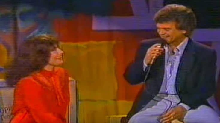 Loretta Lynn Is All Smiles As Conway Twitty Serenades Her With ‘Hello Darlin” | Country Music Videos