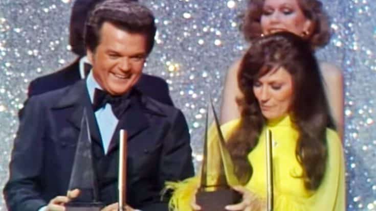 Conway Twitty and Loretta Lynn Humbly Accept “Favorite Country Group” (1975 AMAs) (VIDEO) | Country Music Videos