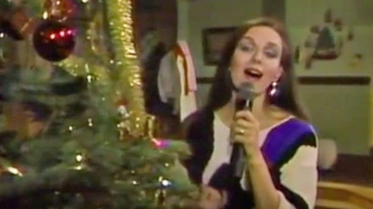 Crystal Gayle Sings Christmas Medley In Decades-Old TV Special | Country Music Videos