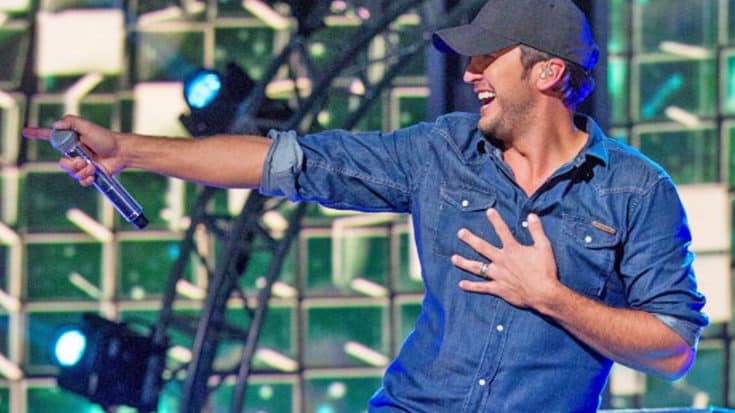 Luke Bryan Breaks Out Dancing During Thomas Rhett’s CMT Performance & It’s Hysterical | Country Music Videos