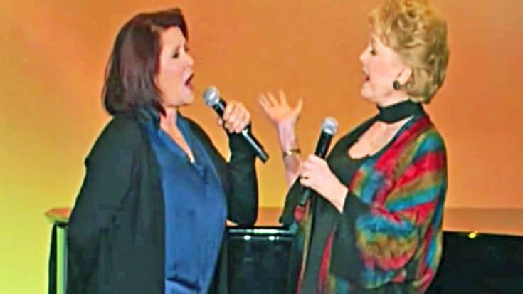 Debbie Reynolds & Carrie Fisher Sing Impromptu Duet For The First Time In 30 years | Country Music Videos