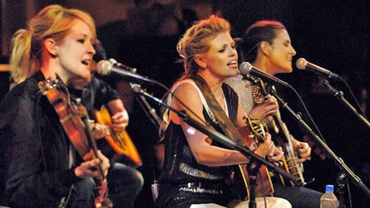The Dixie Chicks Honor The Troops With Heart-Wrenching ‘Travelin’ Soldier’ | Country Music Videos