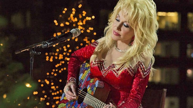 Dolly Parton Sings ‘Christmas Of Many Colors’ At 2016 Rockefeller Tree Lighting | Country Music Videos