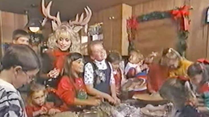 Dolly Parton Sings ‘Rudolph The Red-Nosed Reindeer’ With Her Nieces and Nephews | Country Music Videos