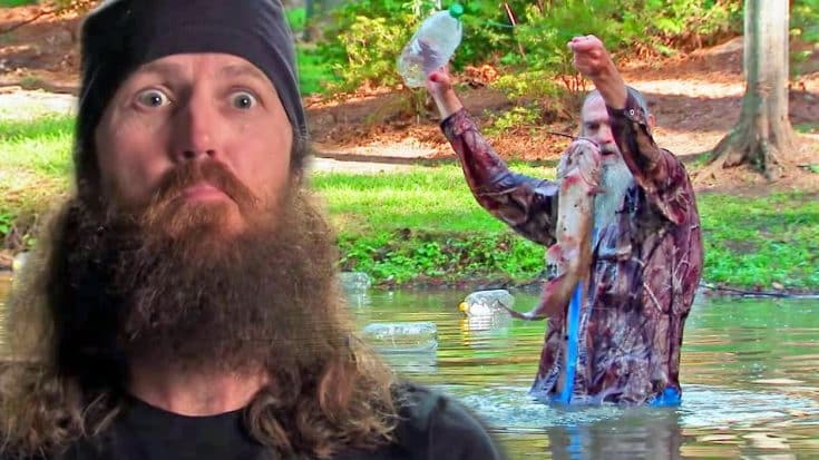 Uncle Si Teaches The Kids How To Jug Fish And It’s Hilarious! | Country Music Videos