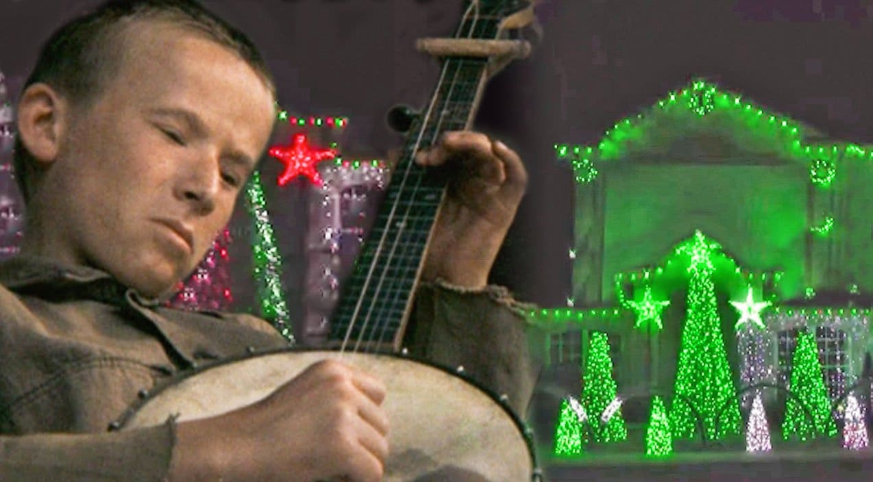 Family Synchronizes Christmas Lights To ‘Dueling Banjos’ – Every Country Fan Will Love This! | Country Music Videos