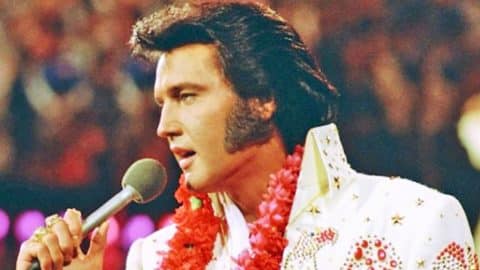 Elvis Presley Stops Mid-Concert & You’ll Love His Reason | Country Music Videos