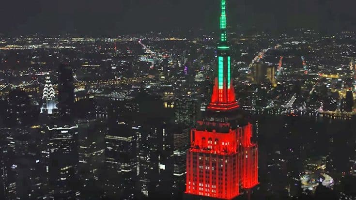 Empire State Building Syncs Light Show To Blake & Gwen’s Christmas Duet | Country Music Videos