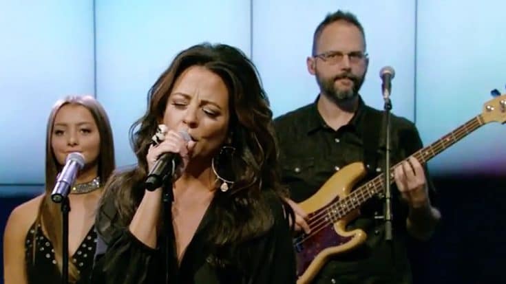 Sara Evans & 14-Year-Old Daughter Light Up The Stage With Fiery Performance | Country Music Videos