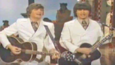 The Everly Brothers Put Their Own Spin On Merle Haggard’s ‘Mama Tried’ | Country Music Videos