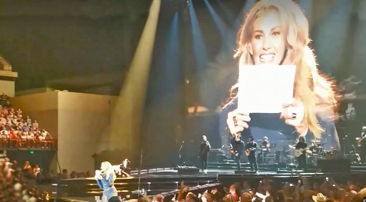 Faith Hill Interrupts Concert With Gender Reveal “It’s A Boy!” | Country Music Videos