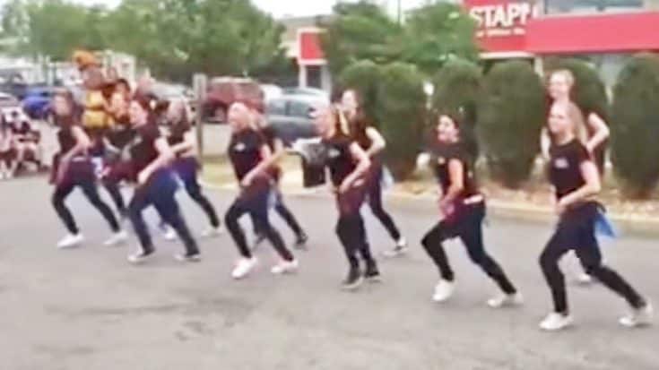 Texas Roadhouse Workers Craft Elaborate Line Dance To Blake Shelton’s Version Of ‘Footloose’ | Country Music Videos