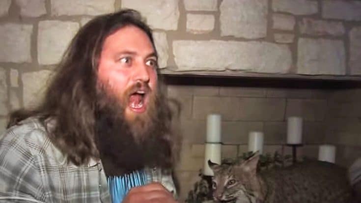 Hilarious! Willie Robertson Causes Luke Bryan To Laugh Uncontrollably With Song About A Rattlesnake | Country Music Videos