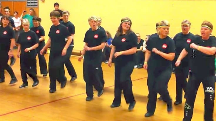 Line Dancers Deal Out Snazzy Routine To Kenny Rogers’ Iconic Hit ‘The Gambler’ | Country Music Videos