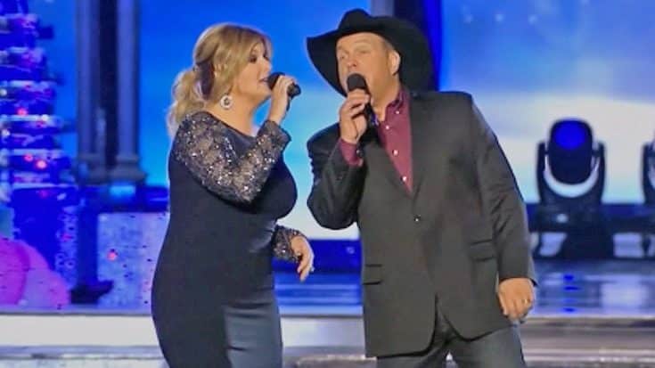 Garth Brooks And Trisha Yearwood Kick Off Christmas Season With A Very Merry Holiday Classic | Country Music Videos