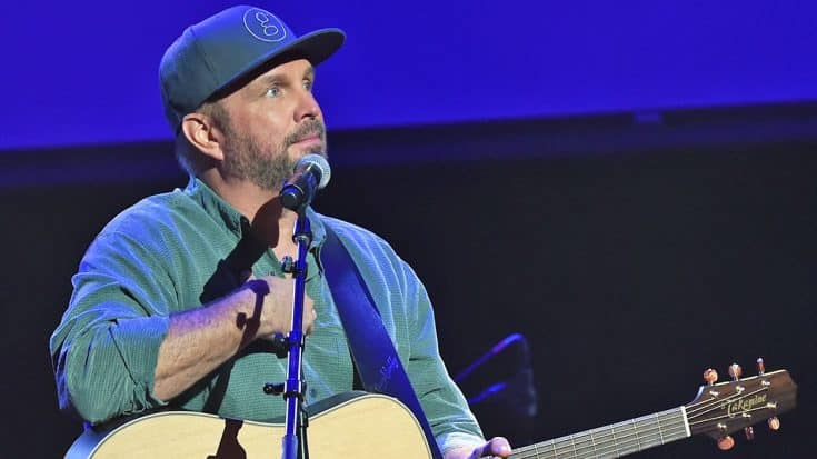 Garth Brooks Pays Tribute To Las Vegas Victims In Special Way During Concert | Country Music Videos