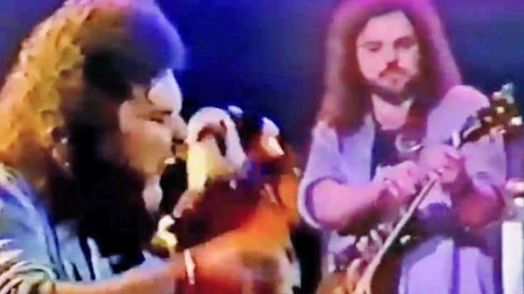 All Hail Gary Rossington’s Face Melting Guitar Solo In Live Performance Of ‘Gimme Back My Bullets’ | Country Music Videos