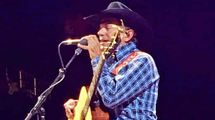 George Strait Makes Fans Go Wild With Surprise Duet At Vegas Concert | Country Music Videos