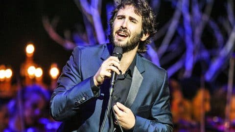 Josh Groban Warms Our Souls With Effortless Delivery Of ‘O Holy Night’ | Country Music Videos