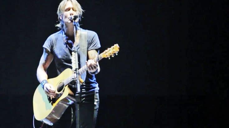 Keith Urban Channels Leonard Cohen When Honoring Him With Moving ‘Hallelujah’ | Country Music Videos