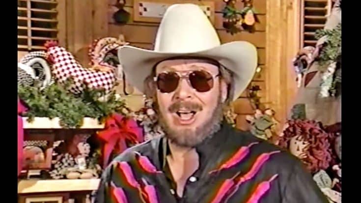 Country Legends Join Hank Williams Jr. For Heartwarming ‘Deck The Halls’ Performance | Country Music Videos
