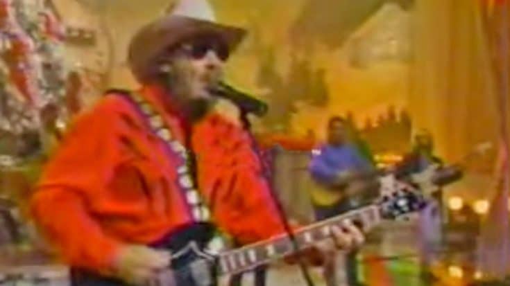 Hank Williams Jr. Performs “Santa Looked A Lot Like Daddy” During Christmas TV Special | Country Music Videos