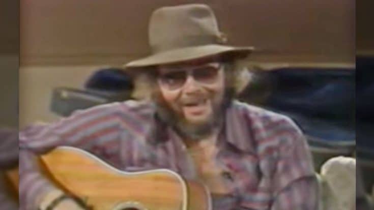 Hank Jr. Dedicates Intimate Performance Of ‘All My Rowdy Friends’ To Unsuspecting Guests | Country Music Videos
