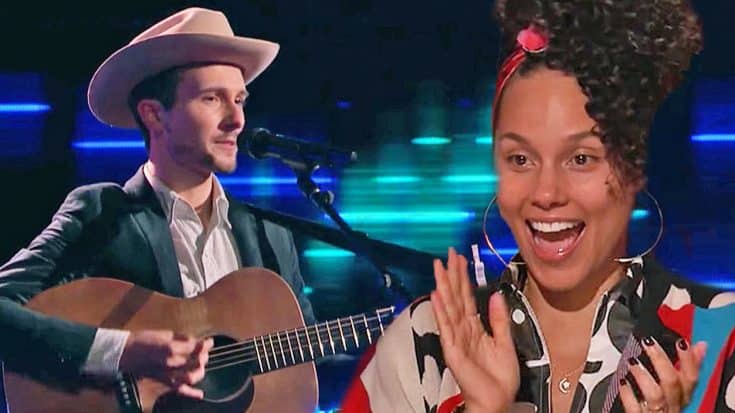 Hank Williams Look-Alike Impresses ‘Voice’ Coaches With Outstanding Cher Cover | Country Music Videos