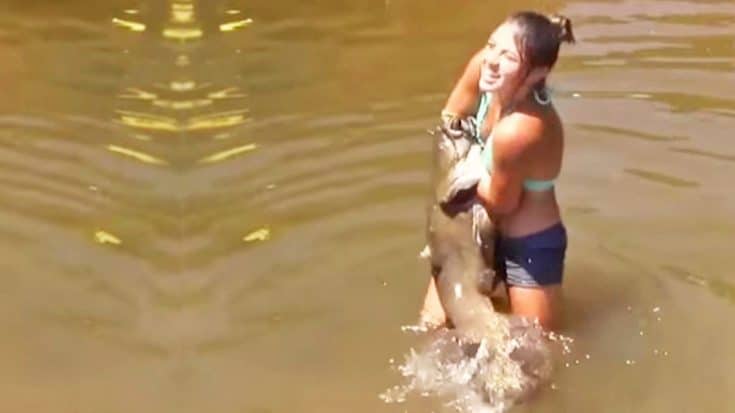 Fearless Southern Teen Catches Massive Catfish With Her Bare Hands | Country Music Videos