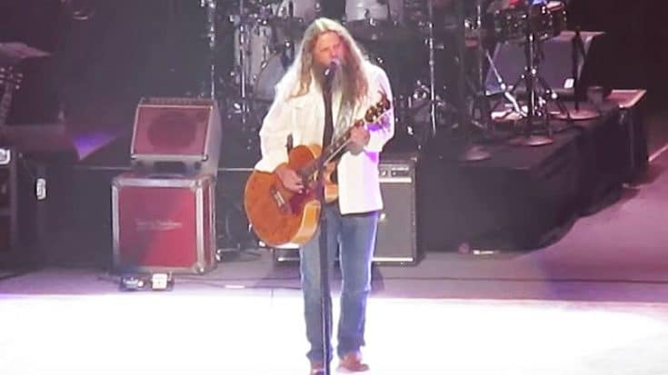 Jamey Johnson Earns Standing Ovation For Singing Kenny Rogers’ “Just Dropped In” | Country Music Videos