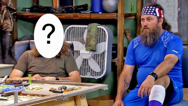 Jase Robertson Gets Unlikely Person To Fill In For Him At Work | Country Music Videos