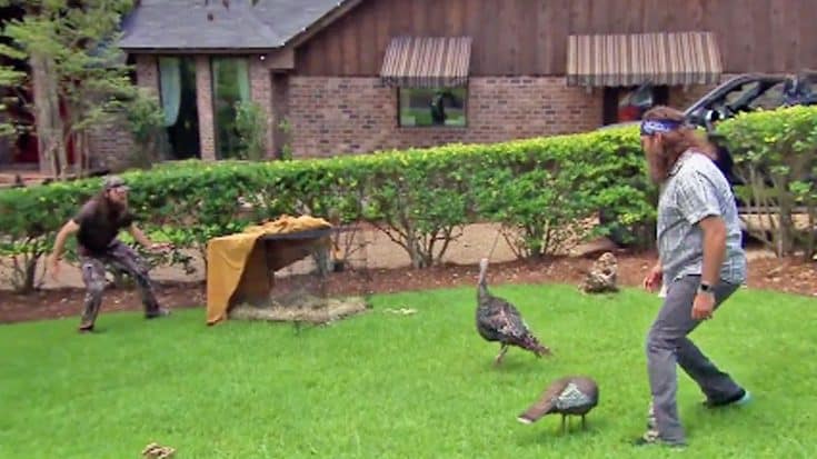 Prepare To Laugh Your Butts Off Watching Willie And Jase Try To Wrangle A Turkey | Country Music Videos