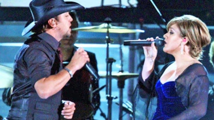 Jason Aldean And Kelly Clarkson Perform Their Heartbreaking Duet ‘Don’t You Wanna Stay’ | Country Music Videos